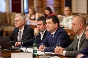 Radu Mihaiu: Moţiunea opoziţiei apără privilegiile şi pilele din instituţiile de stat